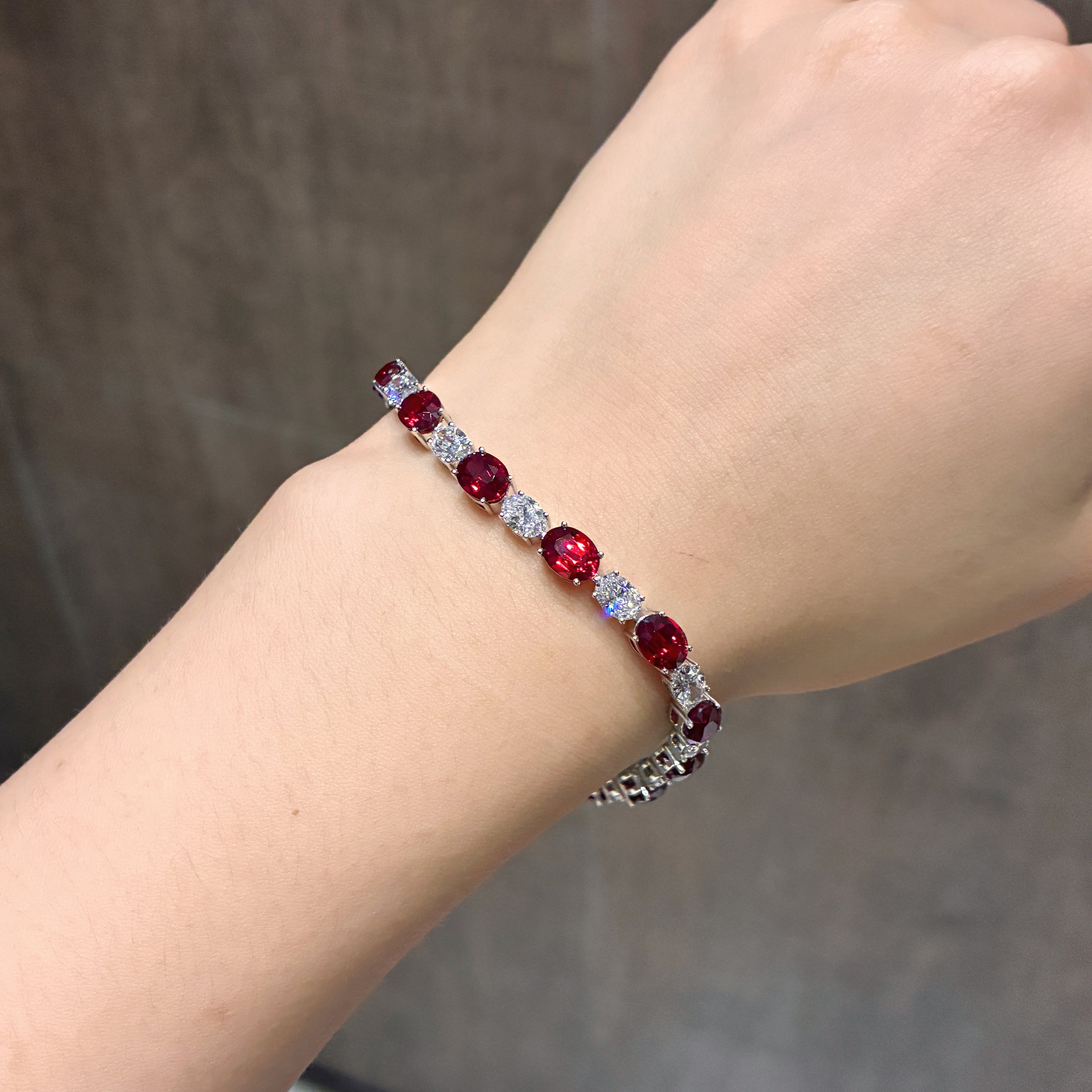 16.08 Carat Scarlet Tennis・Oval Vivid Red Lab Ruby 18K Alternating Diamond Tennis Bracelet