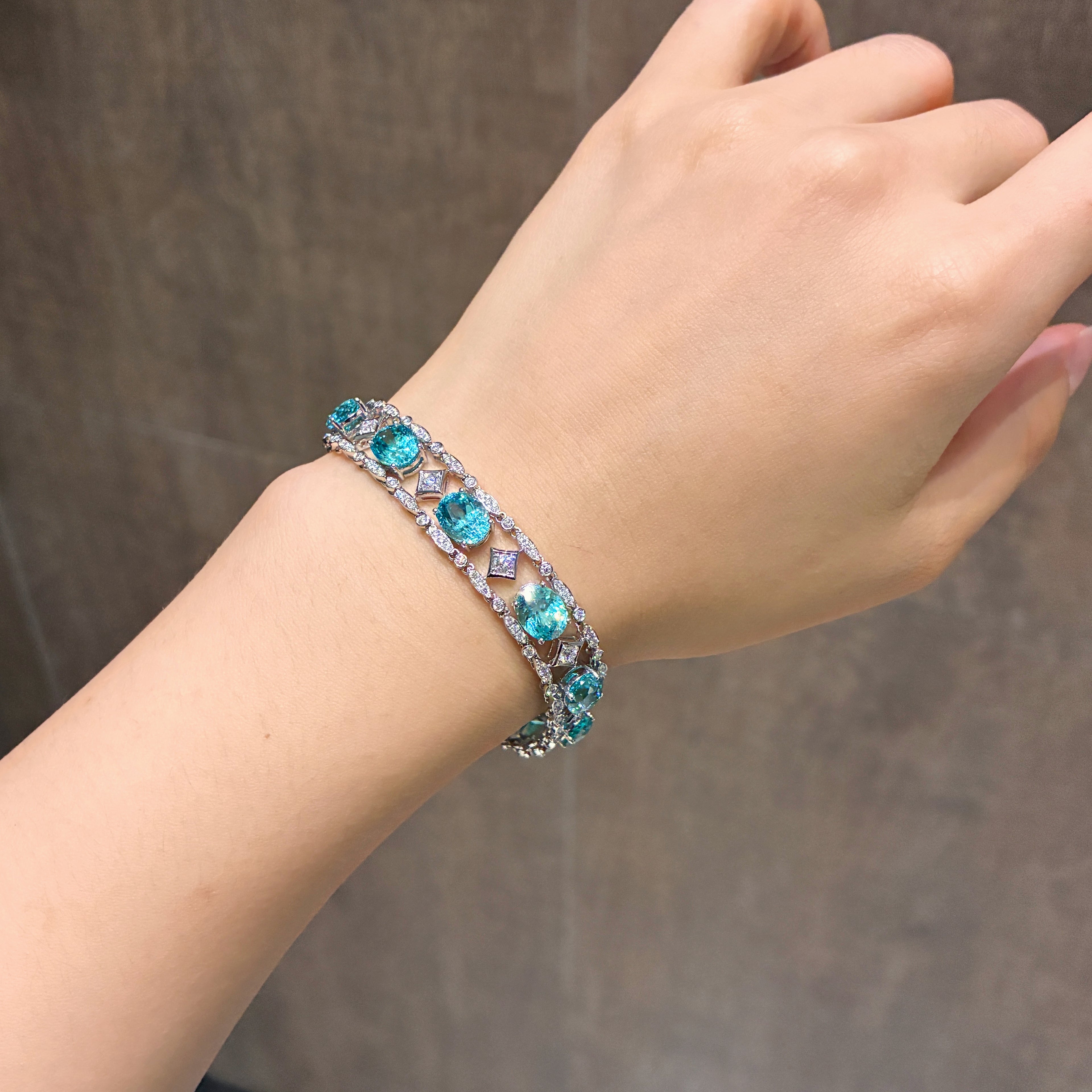 27.56 Carat Aqua Mosaic Chain・Oval Neon Blue Lab Paraiba 18K Gold Geometric Hollow Diamond Bracelet