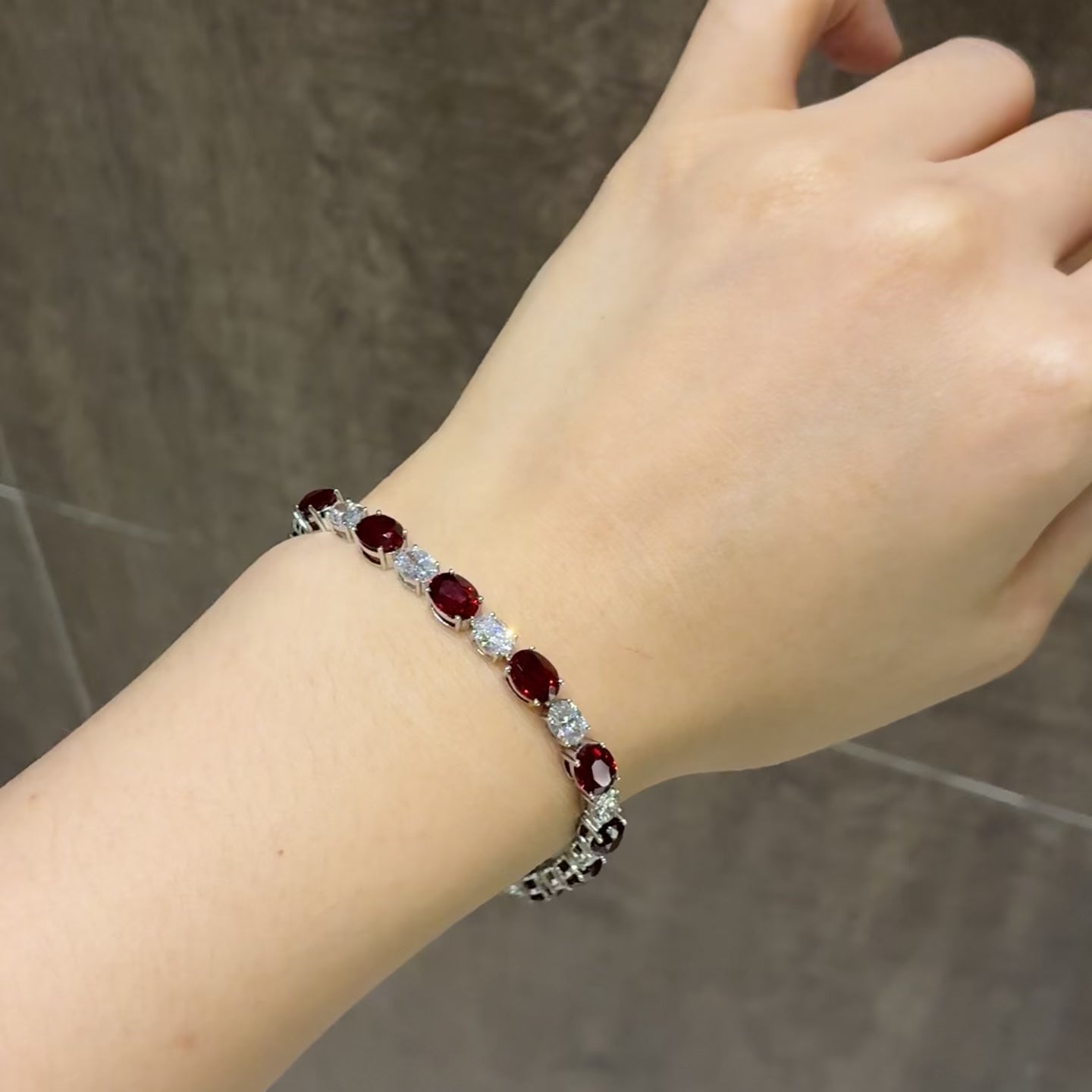 16.08 Carat Scarlet Tennis・Oval Vivid Red Lab Ruby 18K Alternating Diamond Tennis Bracelet