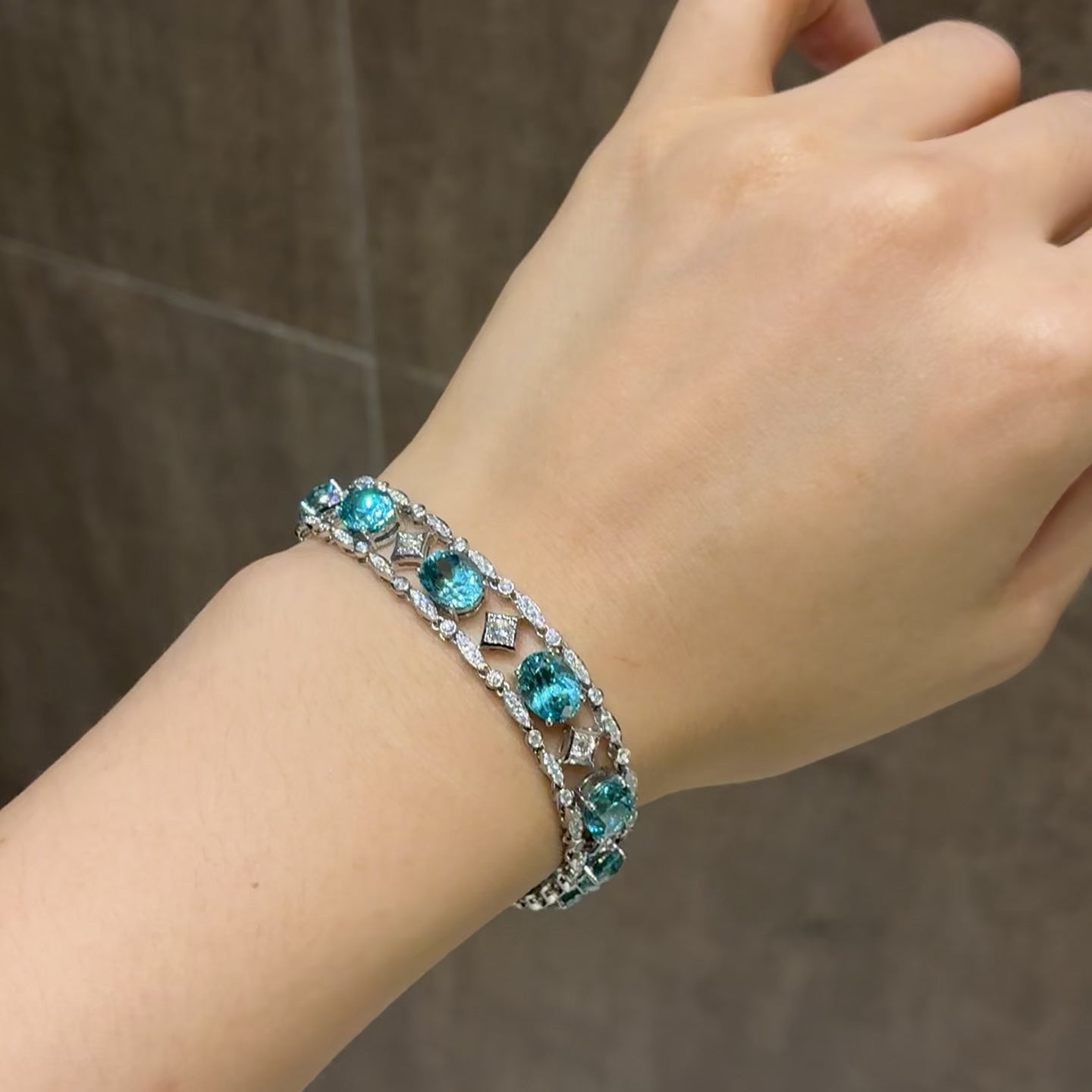 27.56 Carat Aqua Mosaic Chain・Oval Neon Blue Lab Paraiba 18K Gold Geometric Hollow Diamond Bracelet